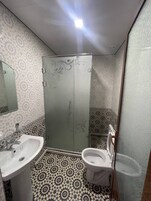 Habitación individual básica | Baño | Ducha, artículos de higiene personal gratuitos y secador de pelo