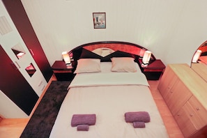 2 chambres, fer et planche Ă repasser, Wi-Fi gratuit, draps fournis