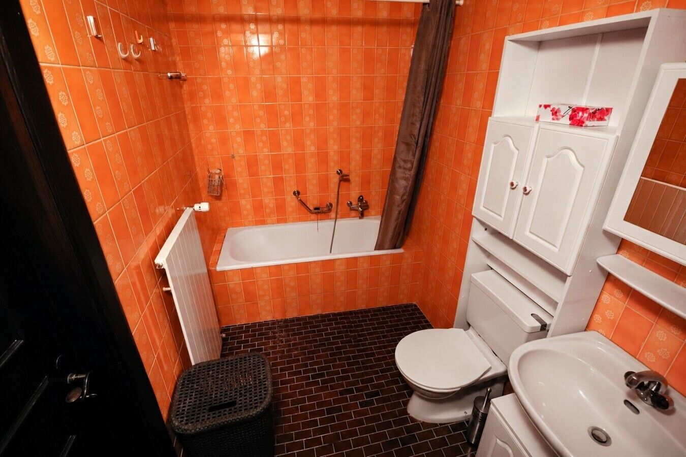Un baño con bañera, inodoro y lavabo.