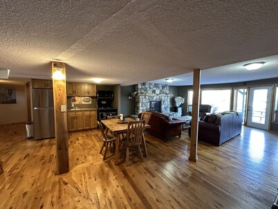 Rustic Ranch House—LIVINGSTONE LODGE