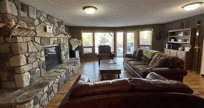 Rustic Ranch House—LIVINGSTONE LODGE