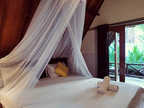 1 slaapkamer, een kluis op de kamer, een bureau, internet