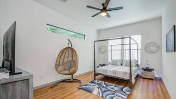 4 habitaciones, escritorio y tabla de planchar con plancha