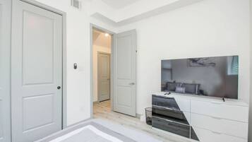 4 habitaciones, escritorio y tabla de planchar con plancha