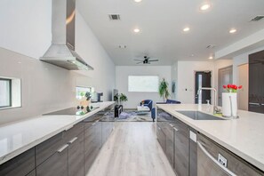 Refrigerador, microondas, horno, placa de cocina