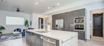 Modern 4 Bedroom 4 Bathroom Near Downtown Houston! Ping Pong, Foosball, Cornhole