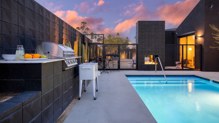 Blackhaus Suites by AvantStay – Modern Comfort in Downtown Palm Springs