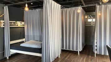 Cubrecamas, tabla de planchar con plancha, wifi gratis y ropa de cama