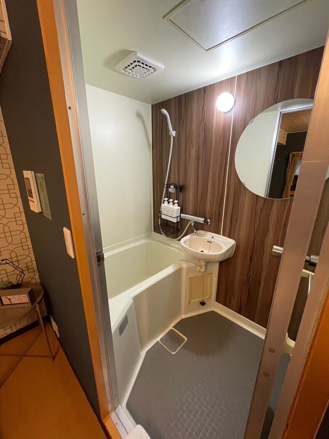 group room, non smoking, shared bathroom | bathroom | slippers, towels