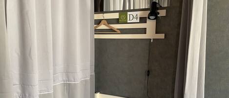 A bedroom with a bunk bed, a wooden hanger, a label with 'D4', and a power outlet.