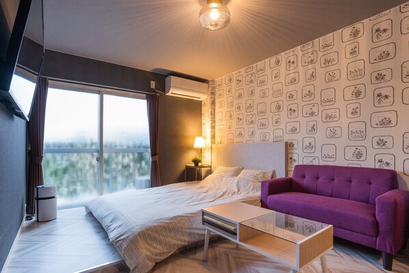 ألحفة محشوة بالريش ومكواة/لوح كي وواي فاي مجانًا وملاءات أسرّة