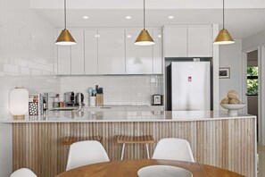 雪櫃、微波爐、焗爐、爐具