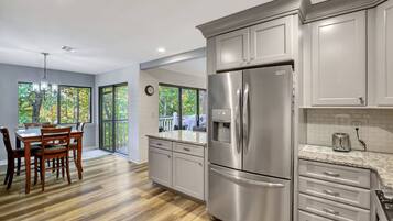 雪櫃、微波爐、焗爐、爐具