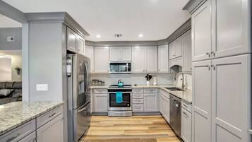 雪櫃、微波爐、焗爐、爐具