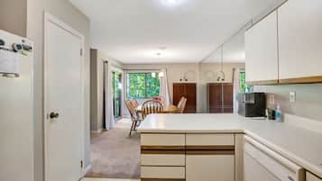 雪櫃、微波爐、焗爐、爐具