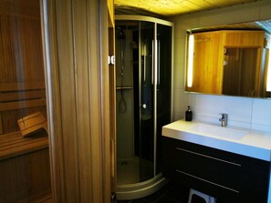 Combined shower/tub, hair dryer, towels