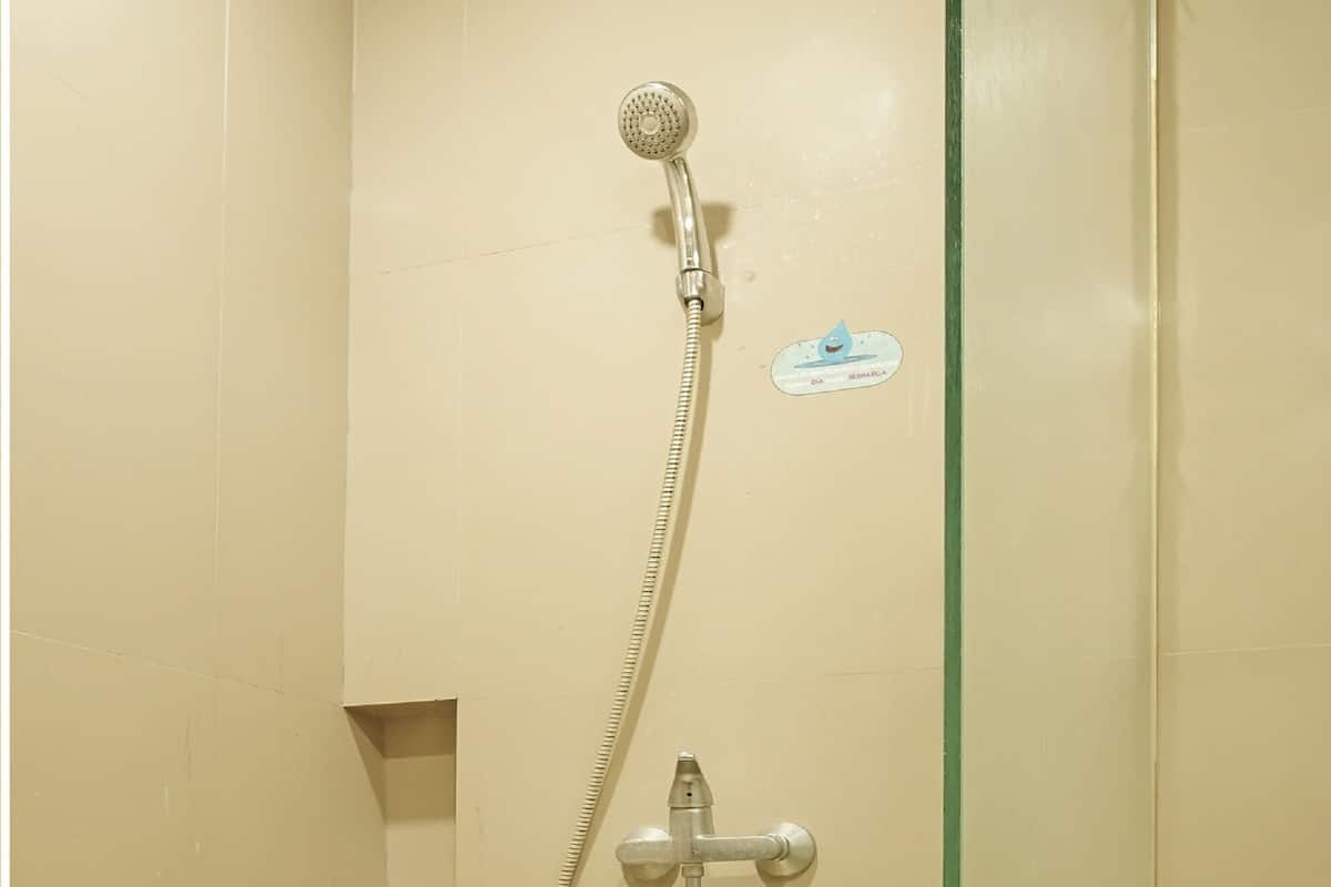 Standard-Doppelzimmer | Badezimmer | Dusche, kostenlose Toilettenartikel, Bidet, Handtücher