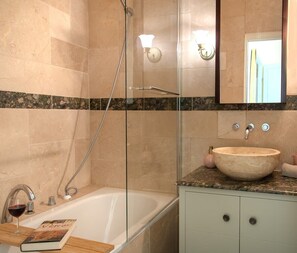 Shower, hair dryer, towels, shampoo - La Lumiere Eiffel, Walk to Tower! (Paris)