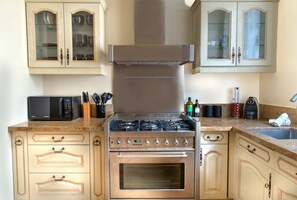 Kjøleskap, mikrobølgeovn, kokeplater og oppvaskmaskin