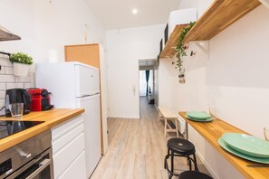 Een koelkast, een microgolfoven, een kookplaat