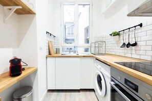 Køleskab, mikrobølgeovn, kogeplade, kaffe-/temaskine