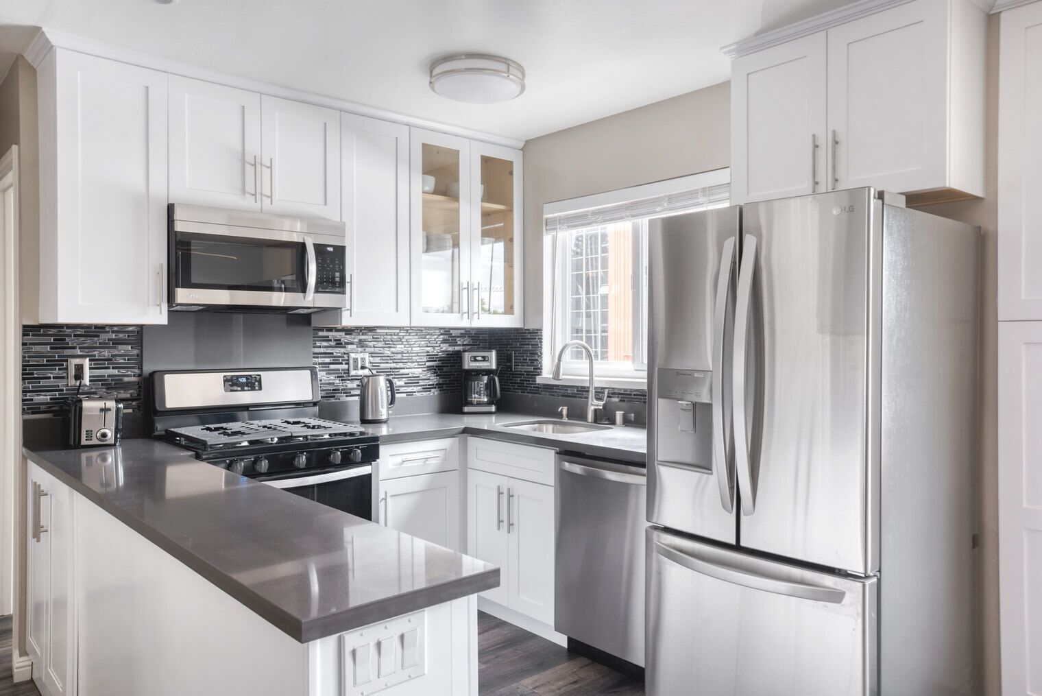 Jääkaappi, mikroaaltouuni, uuni, astianpesukone