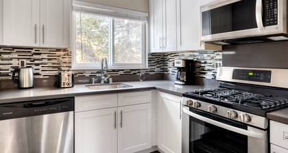 Luxe San Mateo Studio w/ Pool & W/D, nr 20+ restaurants, by Blueground