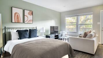 Iron/ironing board, WiFi, bed sheets