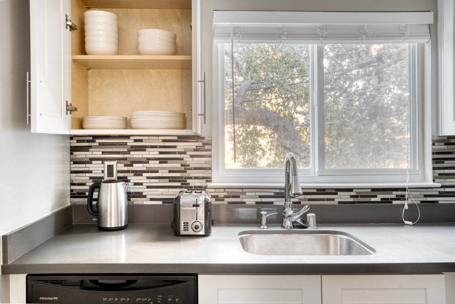 Jääkaappi, mikroaaltouuni, uuni, astianpesukone