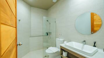 Shower, pengering rambut, handuk, dan sabun