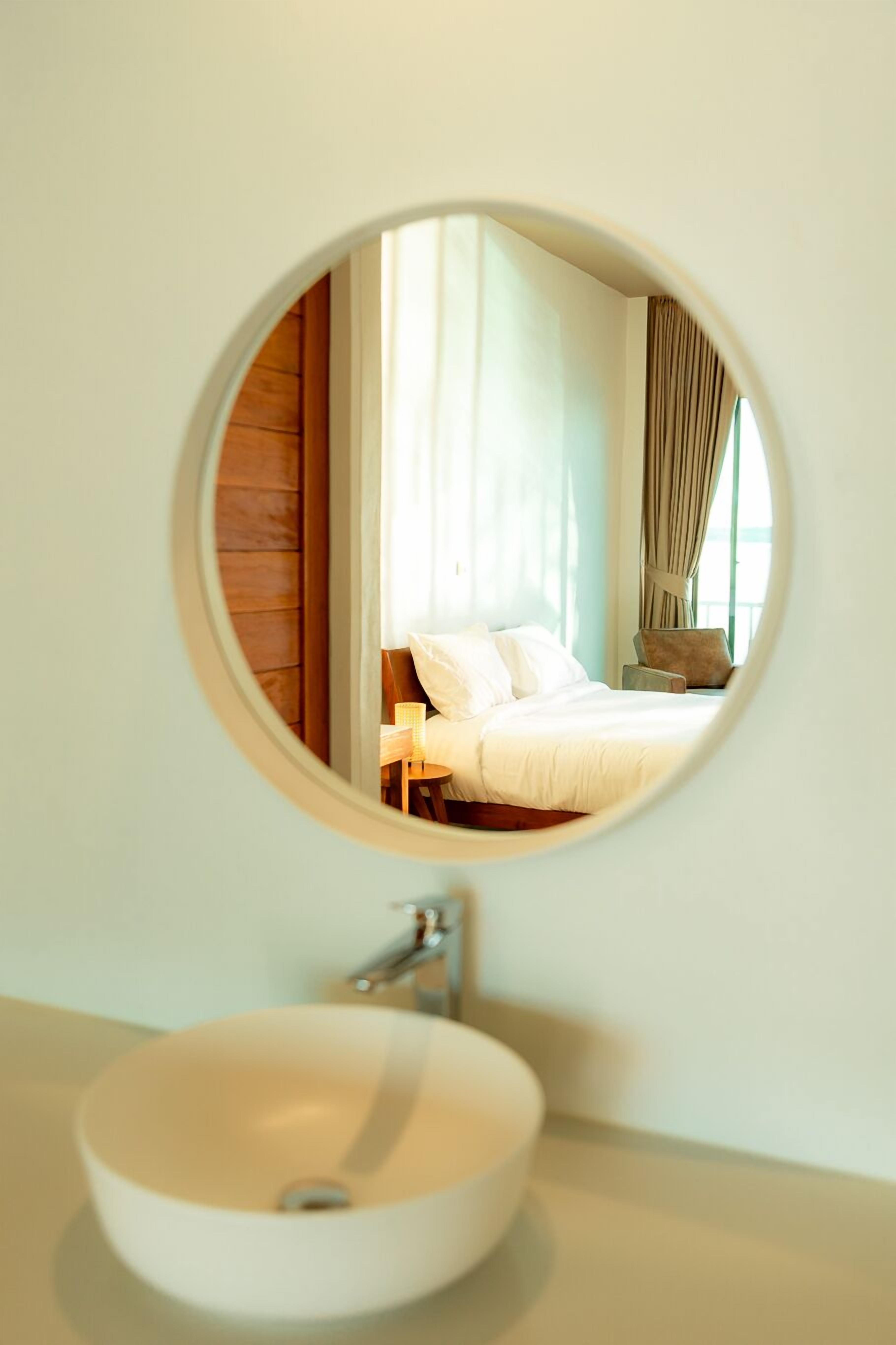 Deluxe Room, 1 King Bed, Lake View | Bathroom | Shower, hair dryer, towels, soap