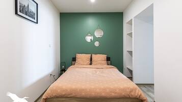 2 slaapkamers, een bureau, een strijkplank/strijkijzer, gratis wifi