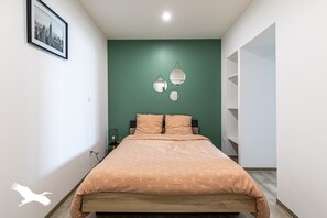 2 chambres, bureau, fer et planche à repasser, lit parapluie