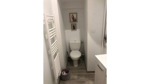 Douche, sèche-cheveux, serviettes fournies, savon