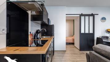 Een koelkast, een microgolfoven, een oven, een kookplaat