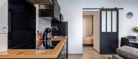 Réfrigérateur, micro-ondes, four, plaque de cuisson