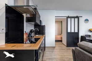 雪櫃、微波爐、焗爐、爐具