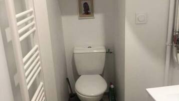 Een douche, een haardroger, handdoeken, zeep