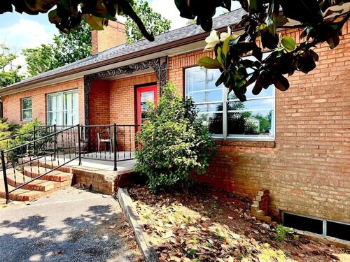 Magnolia "Apt 622" — Exceptional value: comfy king, full kitchen, ideal location