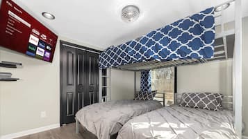 3 bedrooms, desk, iron/ironing board, travel crib