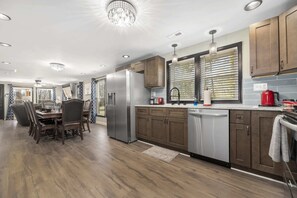 Refrigerador, microondas, horno, placa de cocina