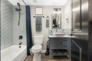 Bathtub, hair dryer, towels - “27 Craftsman” – Remodeled Private Country Retreat Near Downtown Mt. Holly (Mount Holly)