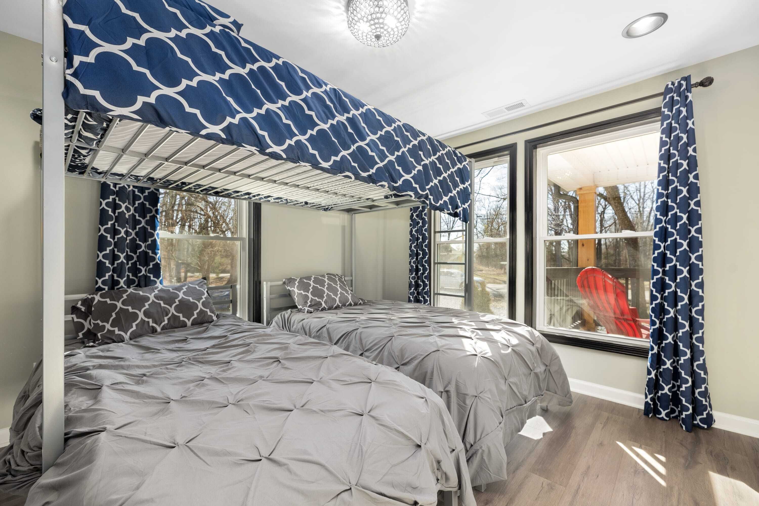 3 bedrooms, desk, iron/ironing board, travel crib