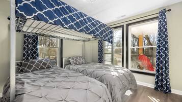3 bedrooms, desk, iron/ironing board, travel crib