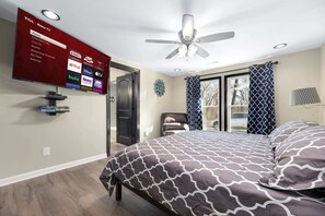 3 habitaciones, escritorio y tabla de planchar con plancha