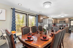 Dining - “27 Craftsman” – Remodeled Private Country Retreat Near Downtown Mt. Holly (Mount Holly)