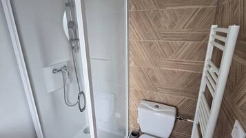 SĂšche-cheveux, serviettes fournies, savon, papier toilette