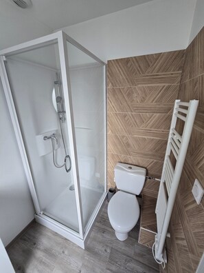 Hair dryer, towels, soap, toilet paper - Besson Bey II - Ideal for couples & professionals - Patio - WiFi - Near train station - City center (Angoulême)
