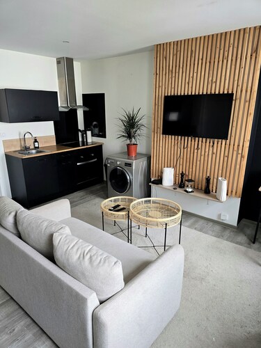 Besson Bey II - Ideal for couples &amp; professionals - Patio - WiFi - Near train station - City center