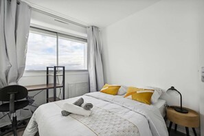 3 bedrooms, desk, WiFi, bed sheets